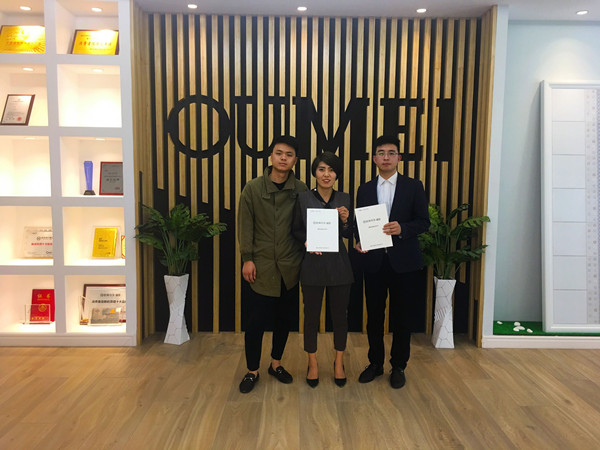 签约合影_副本.jpg 签约合影_副本.jpg